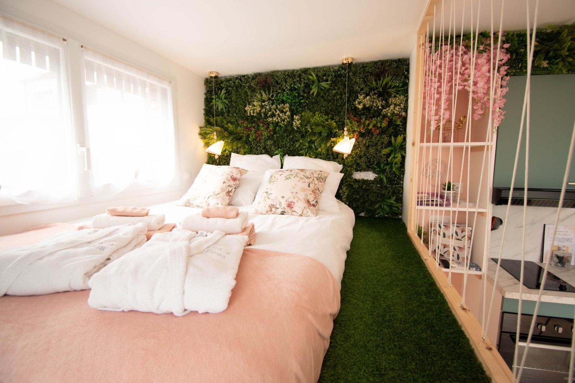 Studio Les 2 Fees - Jacuzzi - Deco Feerique Montfort-sur-Meu ภายนอก รูปภาพ